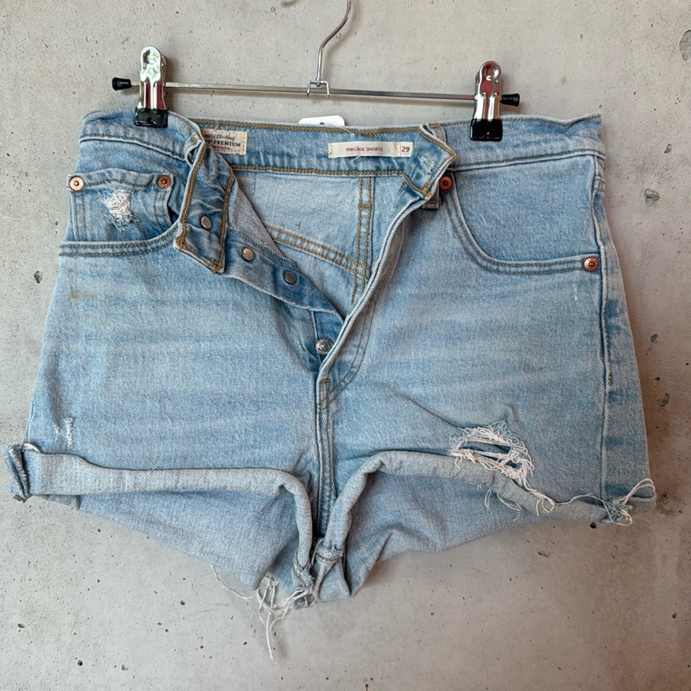 Levi's shorts size 29